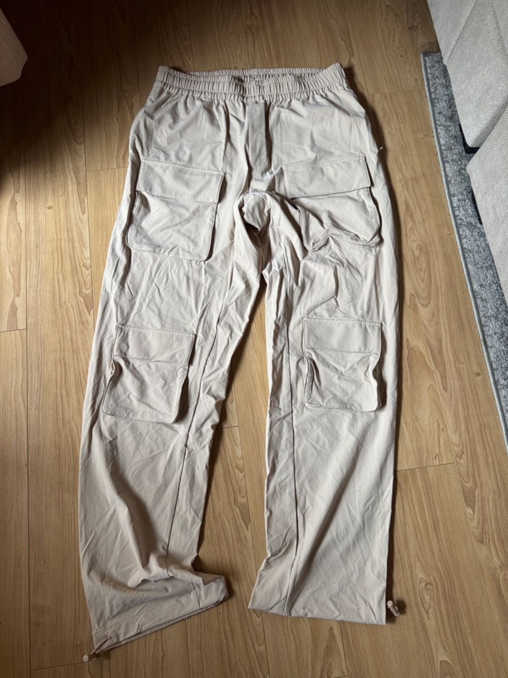 ALO Yoga Men’s Cargo Pants - Light Beige
